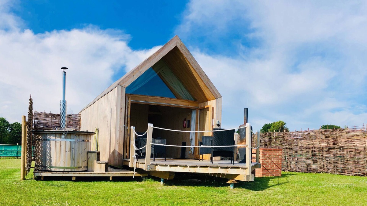 Brightlingsea Cabin | Lushna Mezzannine at Lee Wick Farm - 3 adults max or 2 adults & 3 kids