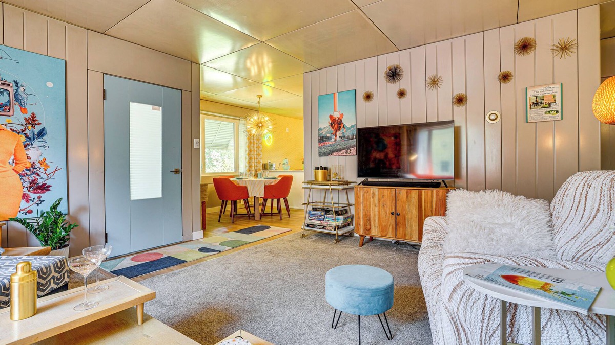 Southwest Minneapolis House | Lustron of the Lakes: Retro MCM Gem in Tangletown