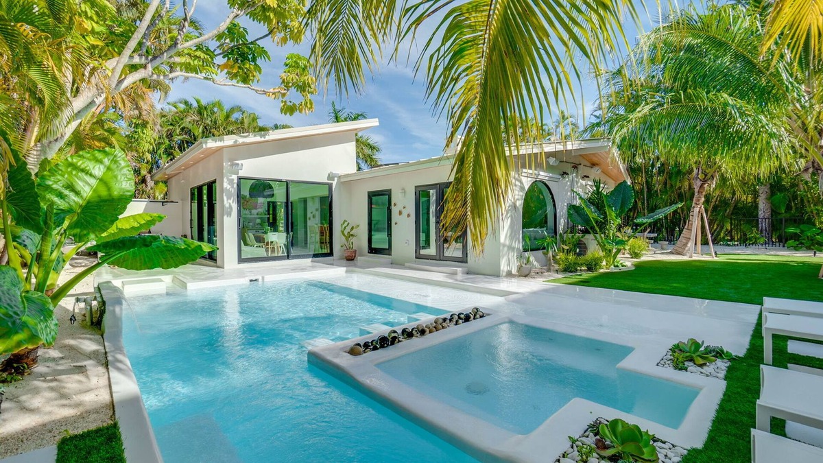 Holmes Beach House | Luum at the Shore-3 bedroom/2 bathroom Luxury Oasis on AMI