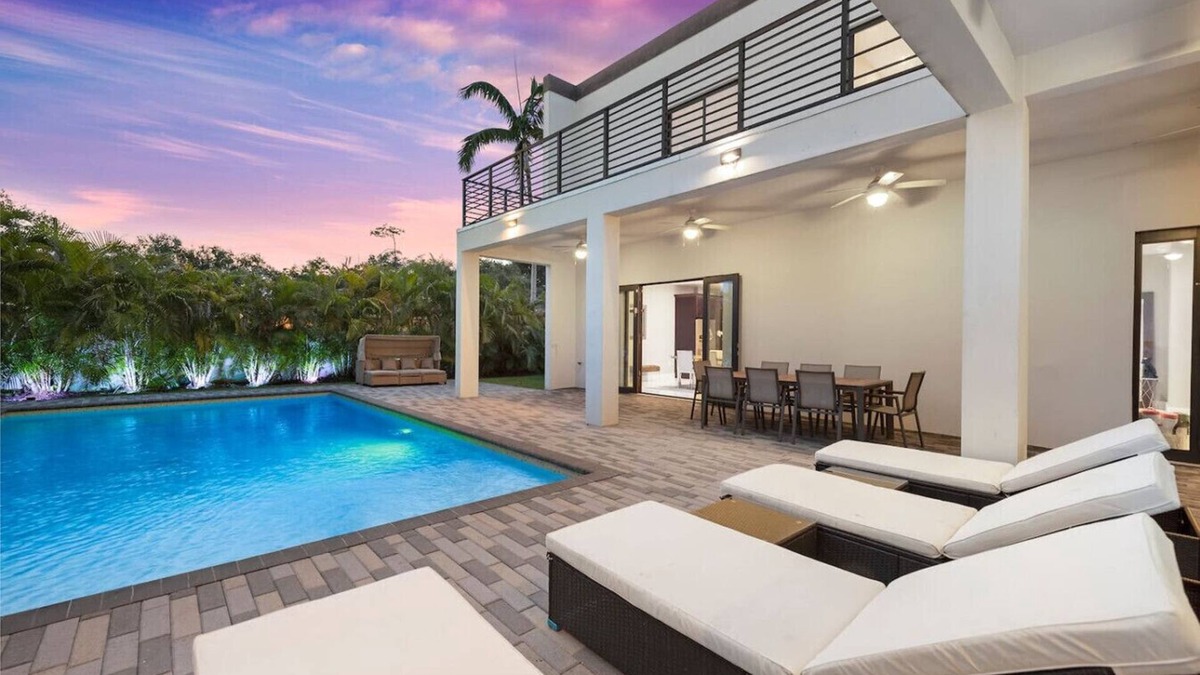 South Miami Villa | Lux 10 Bed&Bath Suite Villa w/Warm Pool & Game Rm