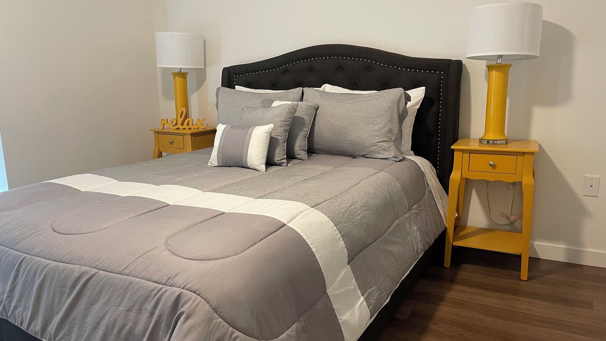 Downtown Apartment | Lux 2BD condo with pool, gym, hot tube, barbecue, free parking