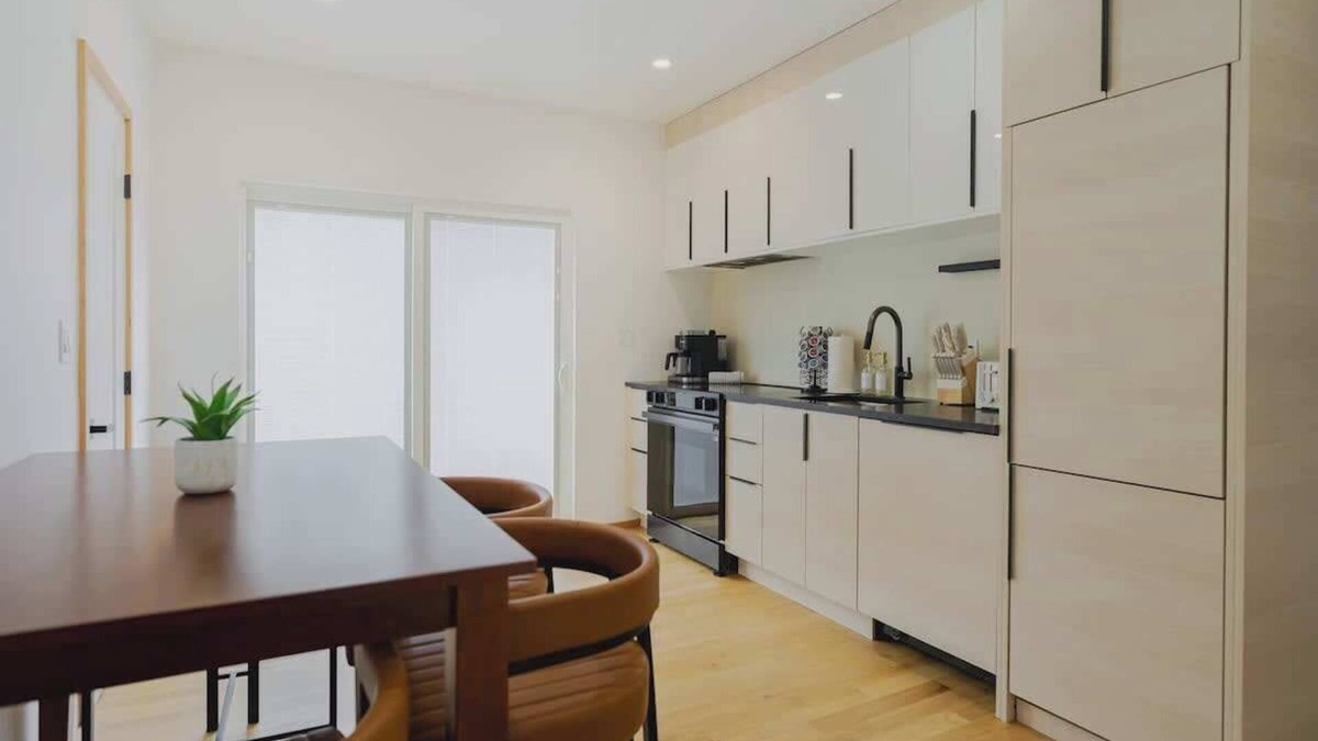 Central-Maverick Square - Paris Street Apartment | Lux 3BD Minutes Walk to Airport