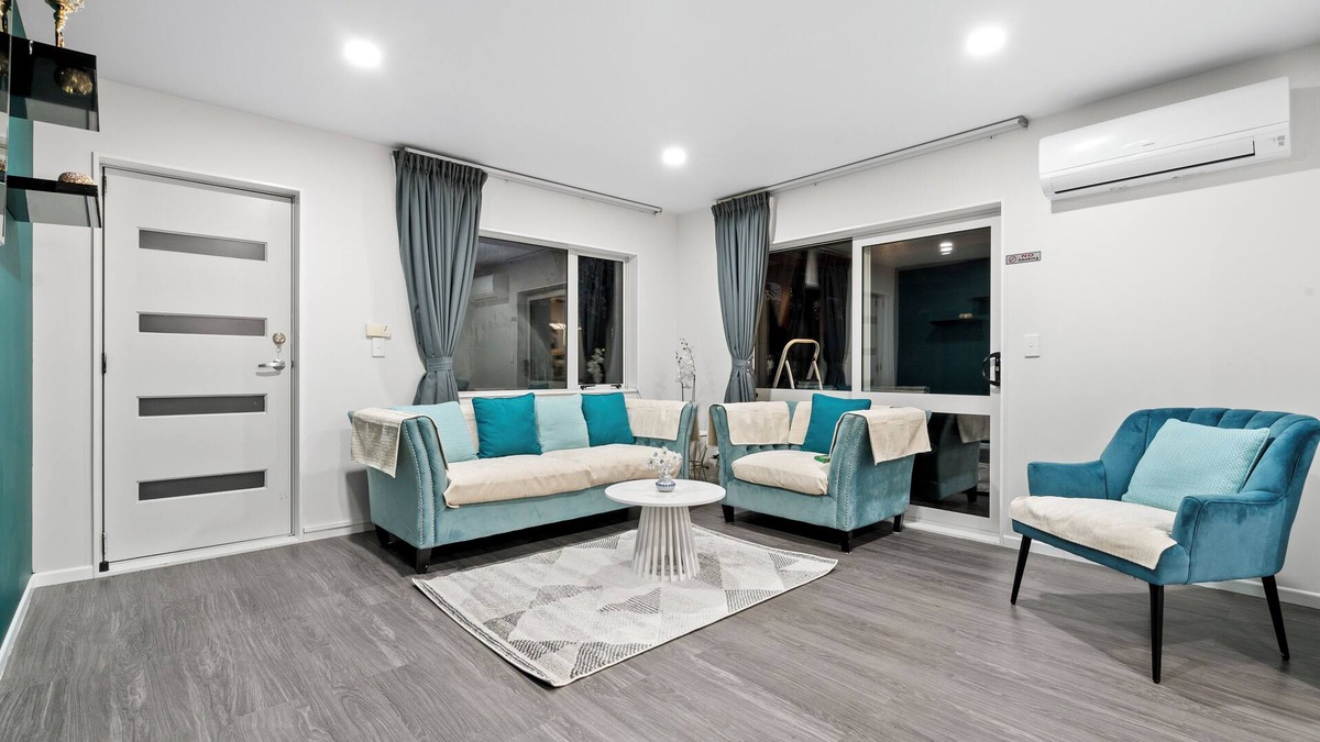 Flat Bush House | Lux 4 bdroom in Manukau with Spa, Patio and Light Breakfast
