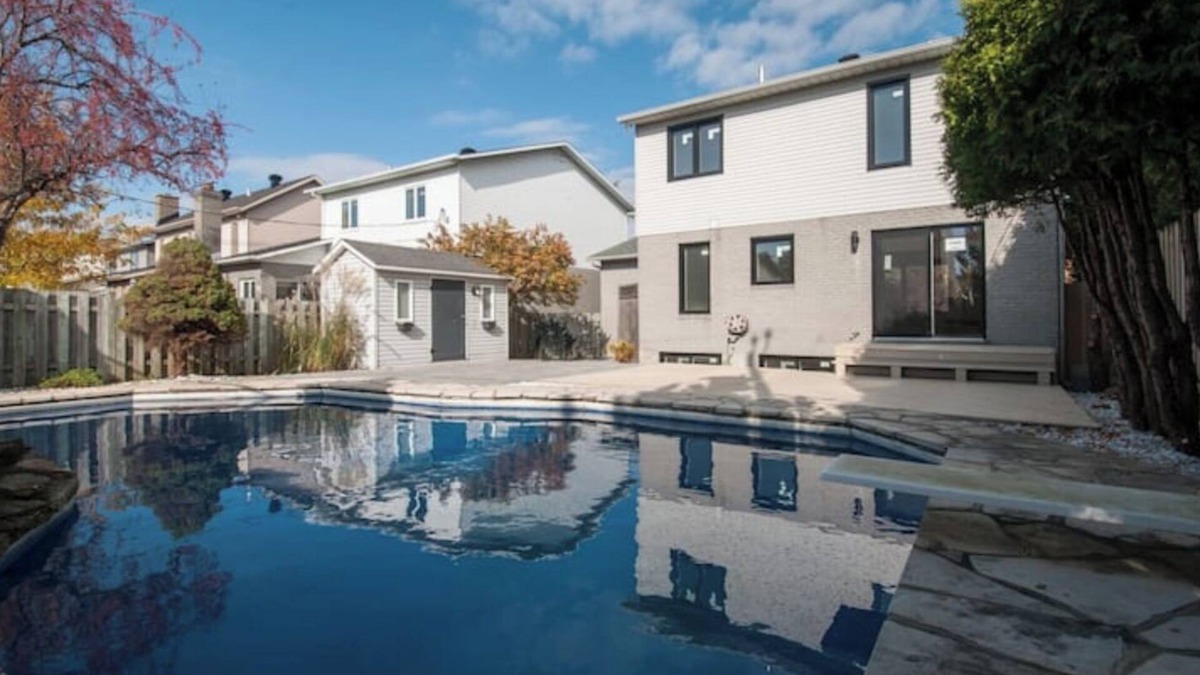 Brossard House | Lux. 4BR House with Pool near DT