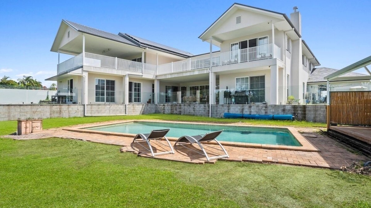 Carrara House | Lux 5 Bed Home Sleeps 16, Expansive Yard & Pool