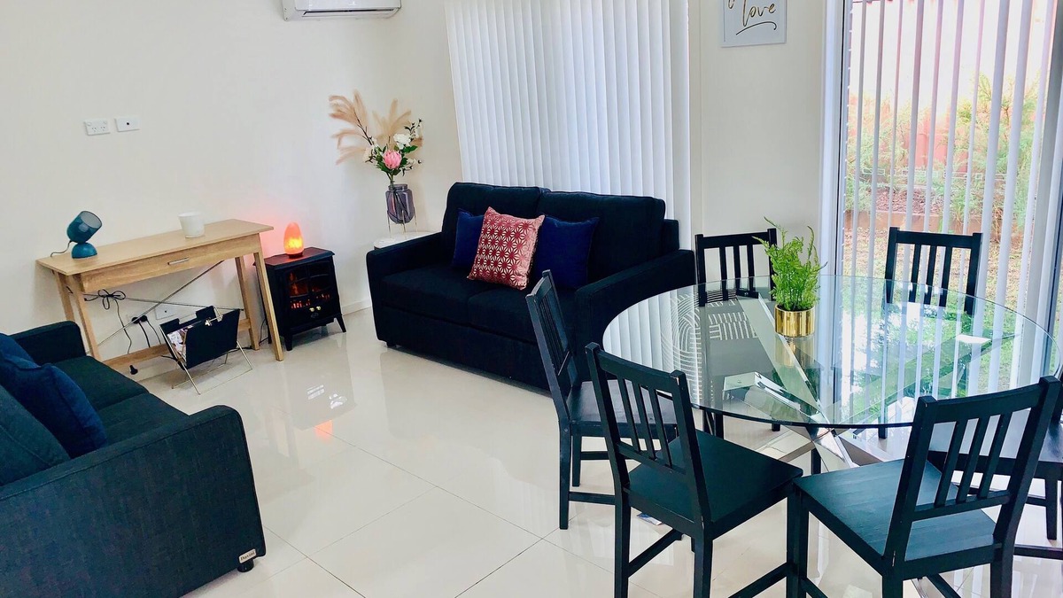Oxley Park House | Lux 5 Star, New House, Sleeps 6, Air con