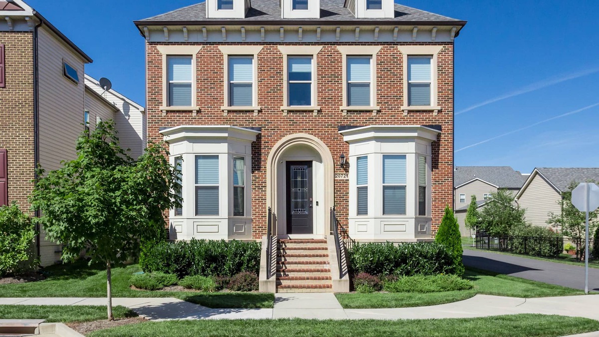 Ashburn House | Lux 5BD - Theater, Gym, Game Room, Parking & more!