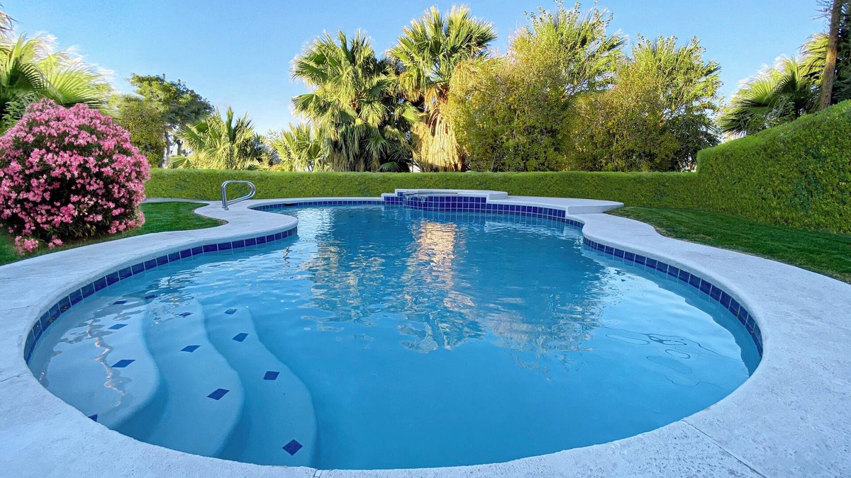 Winchester Bed & Breakfast | LUX 7-bedrooms 4-bathrooms with AC, Pool, Jacuzzi, 5 mins to Las Vegas Strip