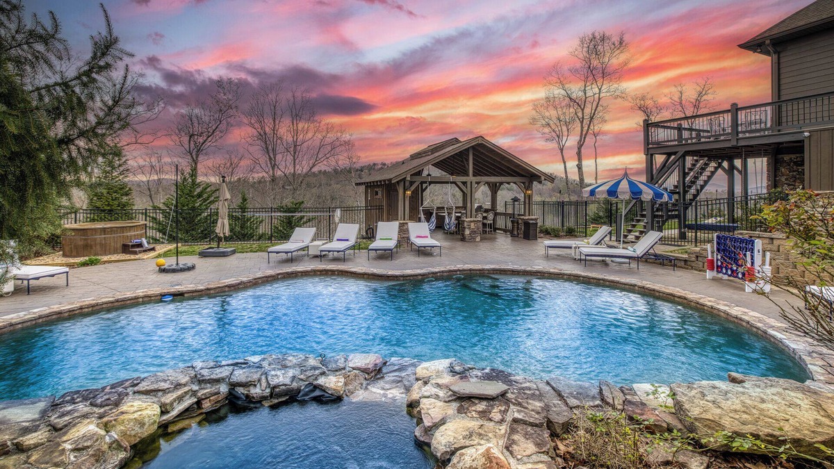 Blue Ridge Cabin | LUX 8 King Mountain Retreat – Sleeps 25, Stunning Views & Exclusive Furnishings!