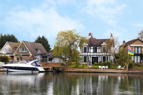 Wraysbury House | Lux 8Br Thamesfront Villa w Yacht & Sauna