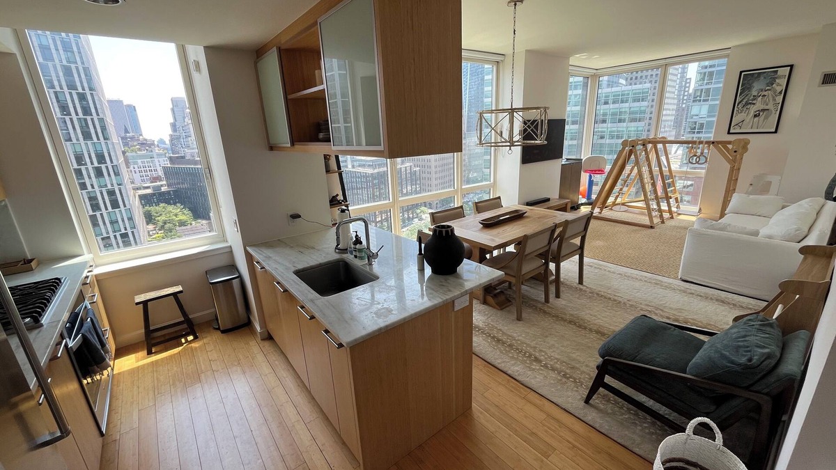 Manhattan Apartment | Lux apartment in Battery Park City with great views, fitness room & roof deck
