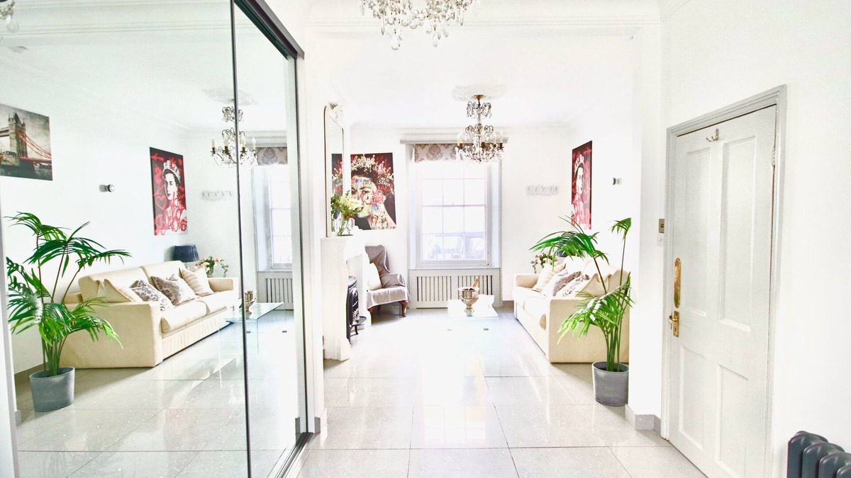 Churchill Apartment | LUX APARTMENT! WALK TO BUCKINGHAM PALACE, METROS, CAFES, PUBS, RESTOS + NETFLIX!