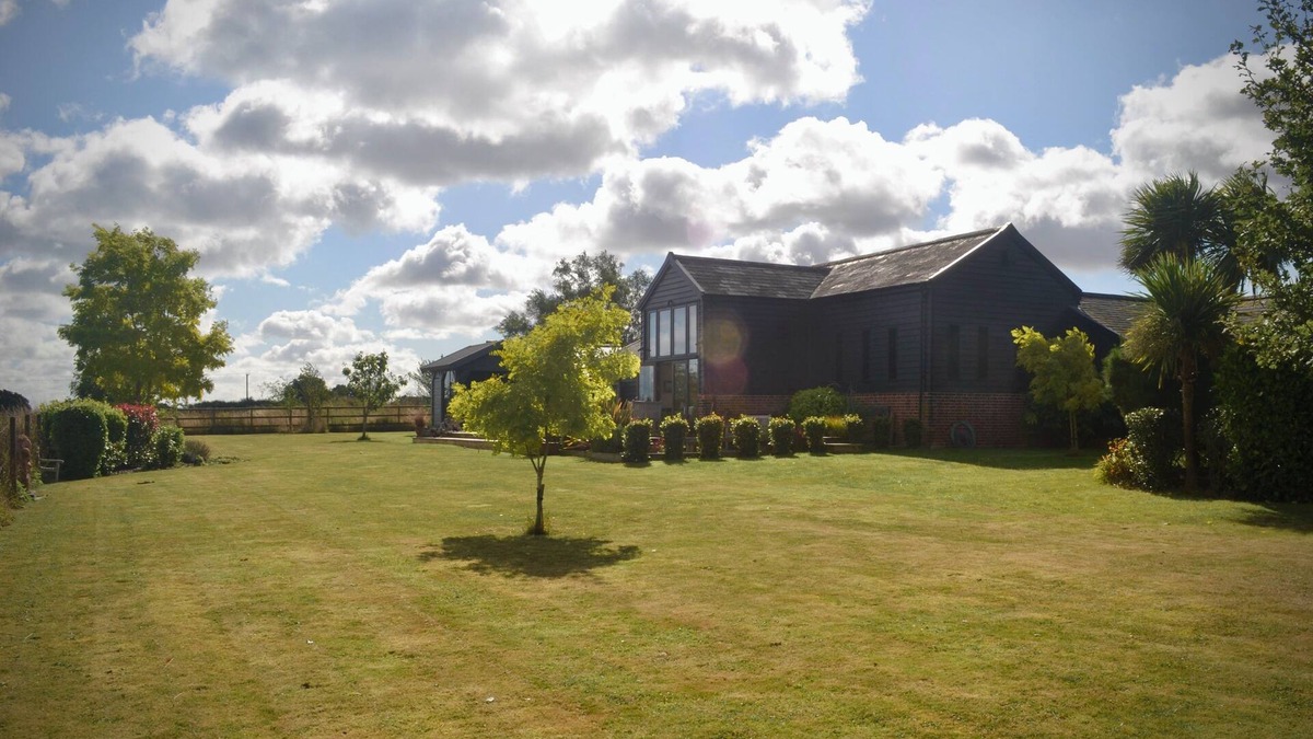 Manningtree House | Lux barn retreat, in wraparound garden. 4 bedrooms, sleeps 11. Close to beach