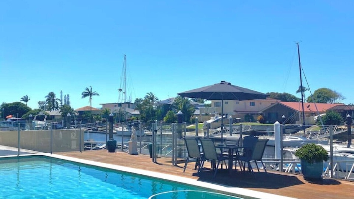 Runaway Bay Apartment | Lux Beds CANAL FRONT Jetty Canoes & 13M Pool