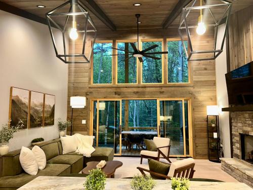 Mineral Bluff House | Lux Blue Ridge Cabin, Hot tub, Swing, PingPong!