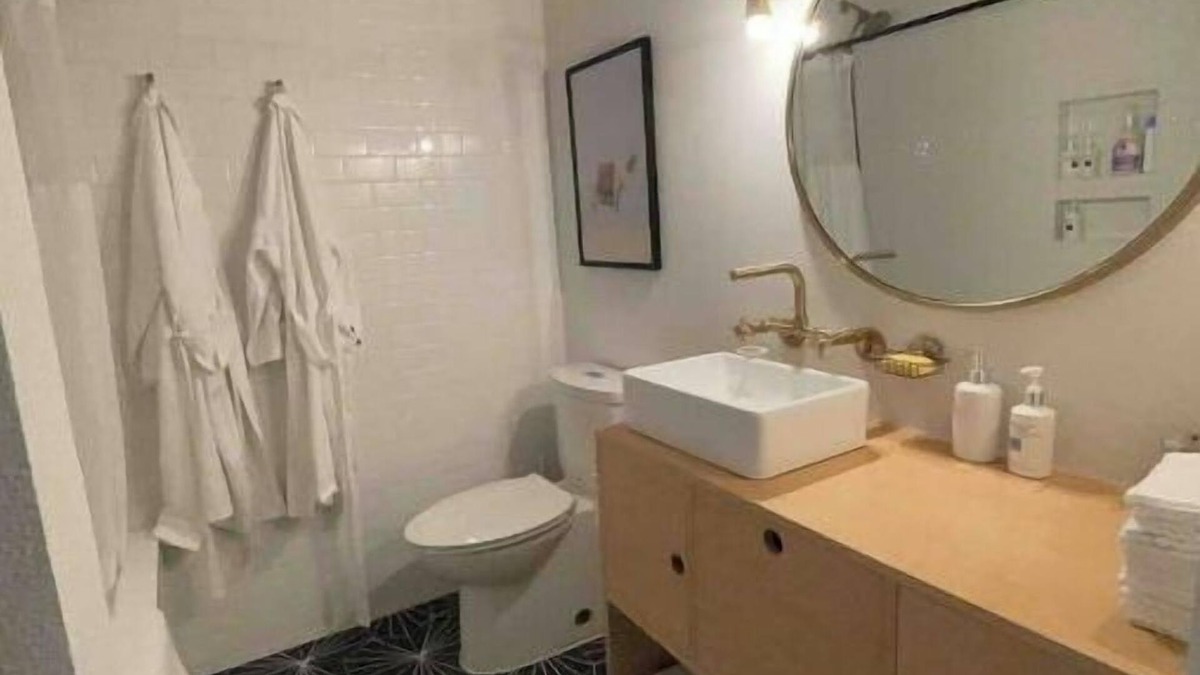 Sweetbriar House | Lux Boho Chic FREE Parking, Wi-Fi, Mins to Soco/DT