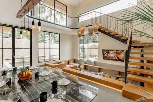 Sunset Road Villa | LUX Casa Amore 4BR pick up from airport security PlayStation and Netflix