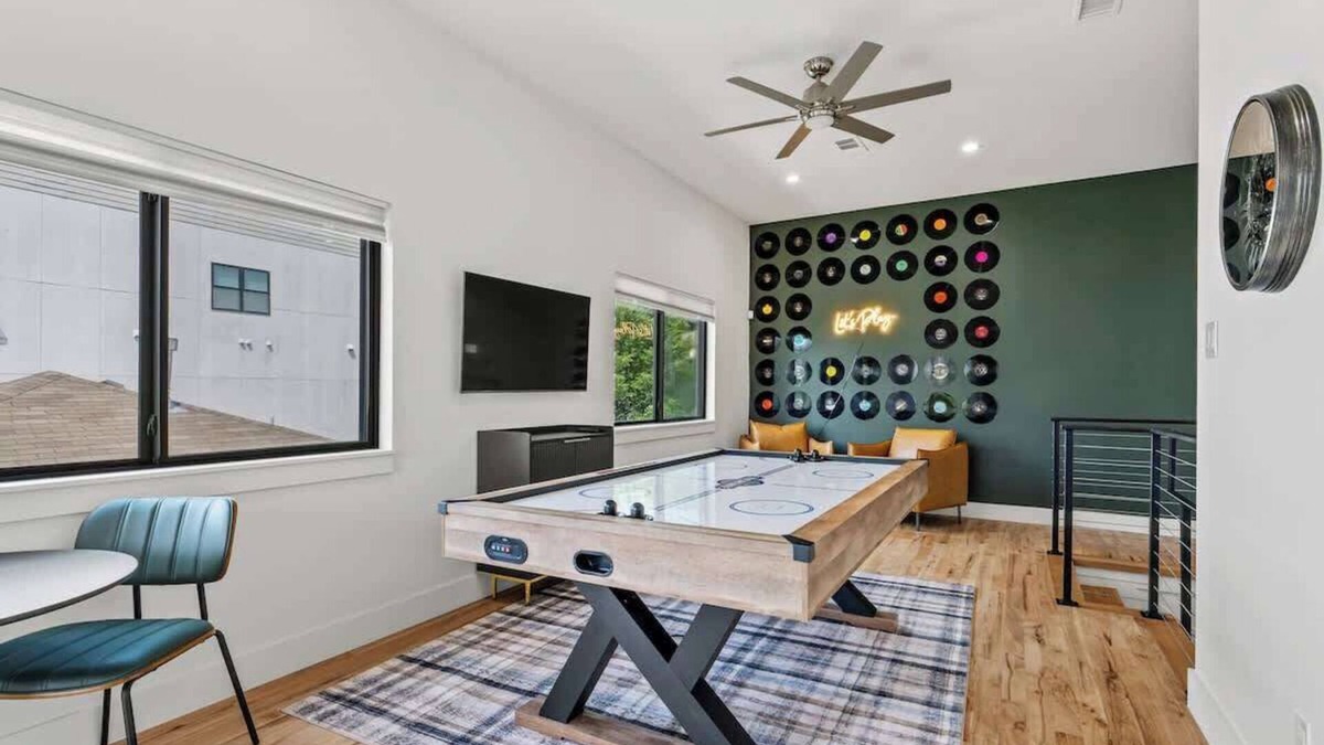 Old East Dallas House | LUX Dallas Rental 3BR Backyard Game Room