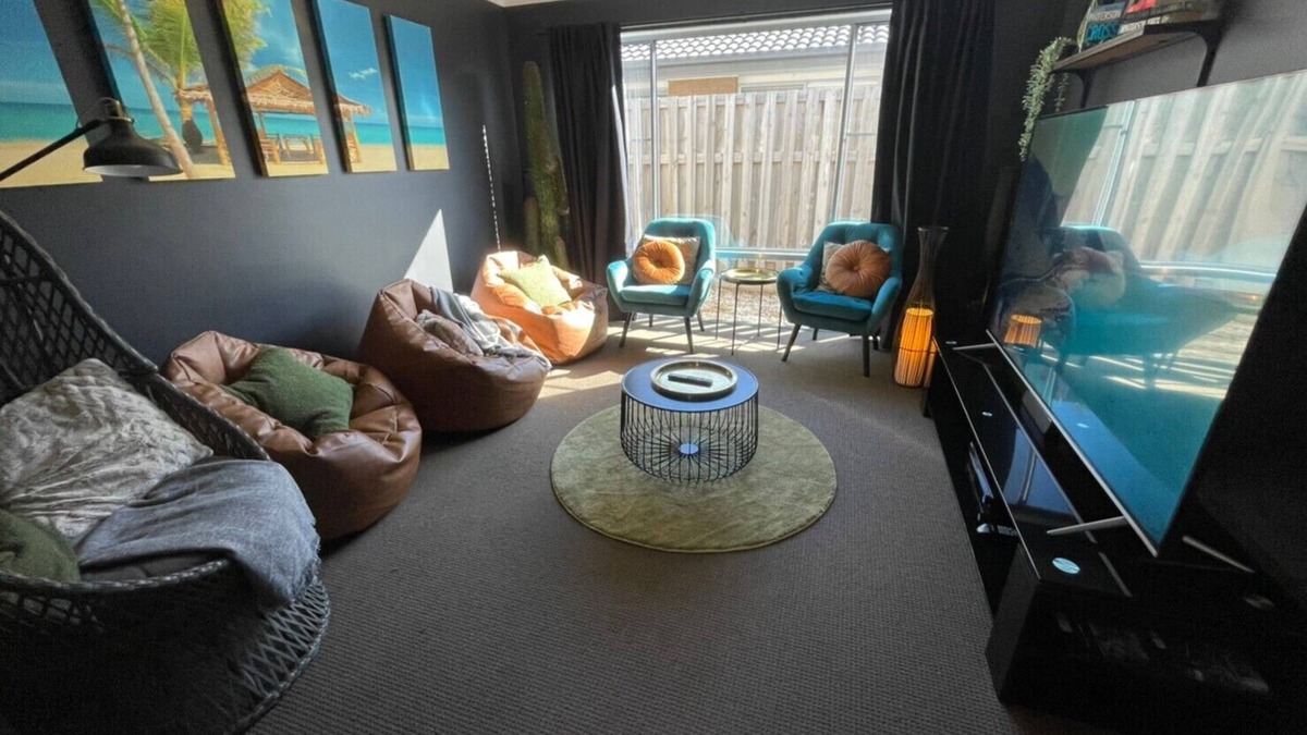Burpengary East House | LUX Exotic Holiday House in Burpengary East