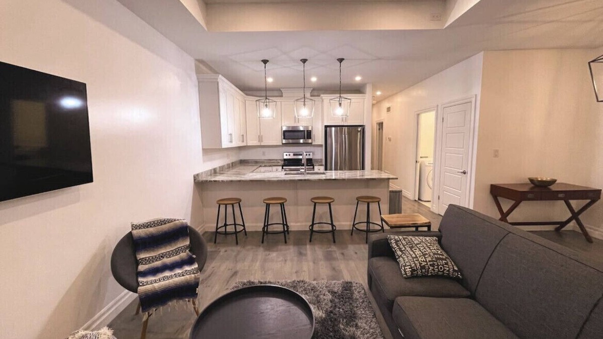 East Windsor House | LUX House 2 Bedrooms + 2 Bathroom
