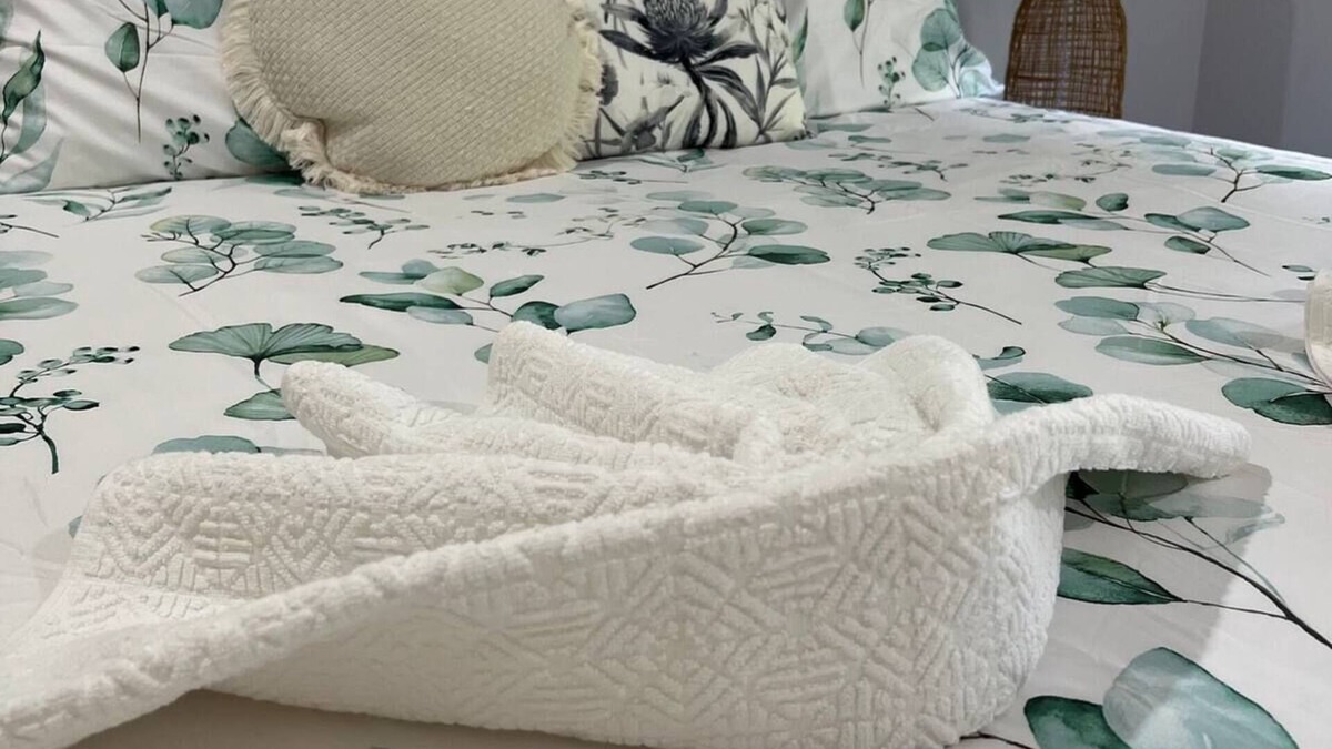 Bundaberg South House | Lux in Bundy! - Wifi, A/C, Netflix/Disney+. You home away from home!