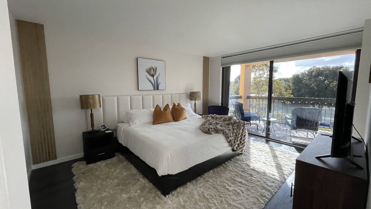 Delray Beach Condo | Lux King Bed Suite, Modern Condo Delray Beach. DRClub - 25% Off Summer
