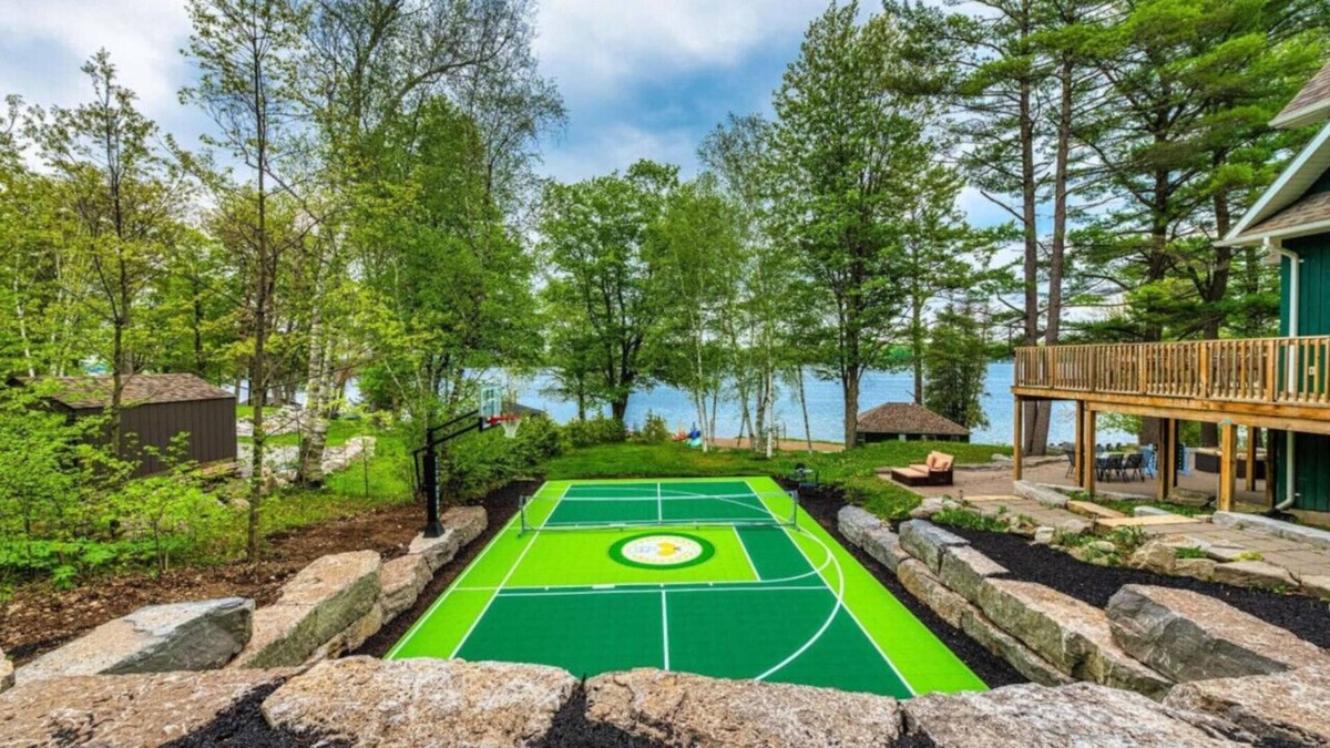 Buckhorn Cottage | LUX Lakefront: Sleeps18+Pickleball+HotTub+Sauna+Gym+Arcade+Basketball+Volleyball