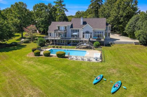 Evans House | LUX Lakeside Retreat - Pool, Kayaks & Arcade Fun