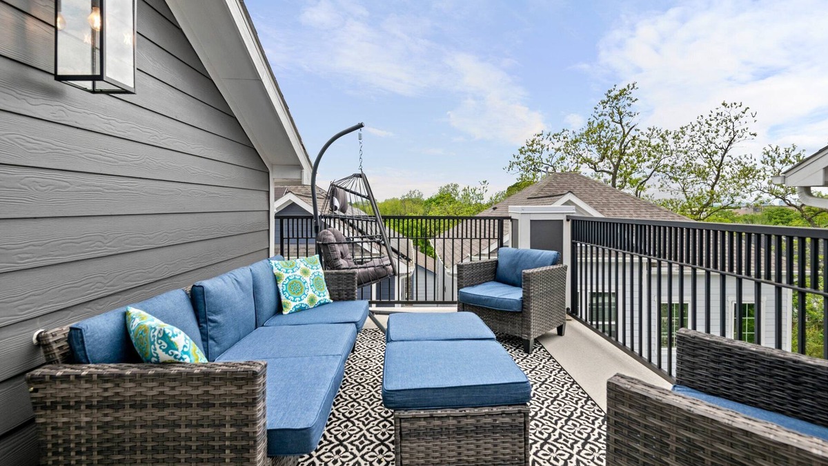 Greater East End House | Lux Living/Rooftop/Private Chef & King Suite Downtown Oasis