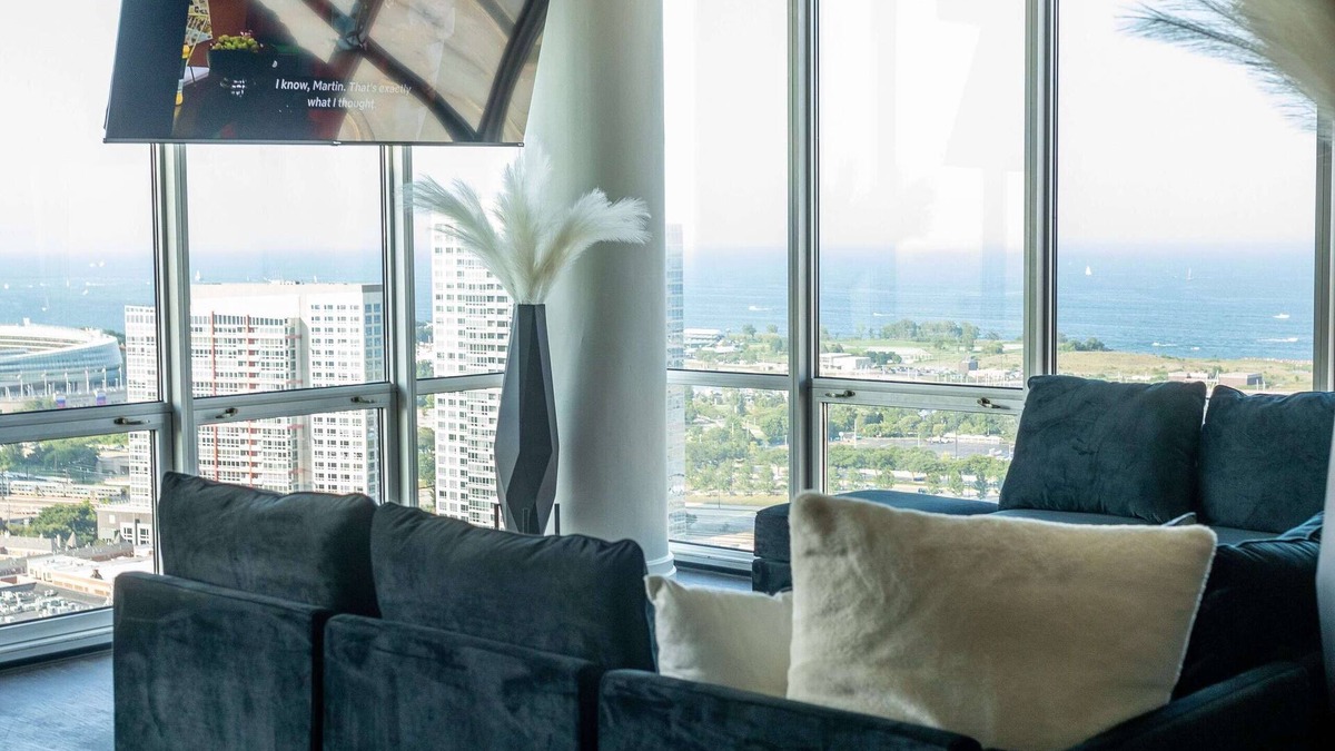 Near South Side Apartment | Lux Loop Retreat: Amazing Views, Free Parking