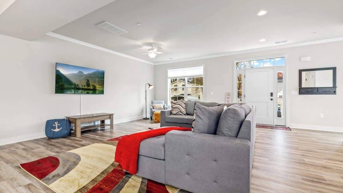 Edgewater House | Lux New Construction:Steps to the Beach - Sleeps 7