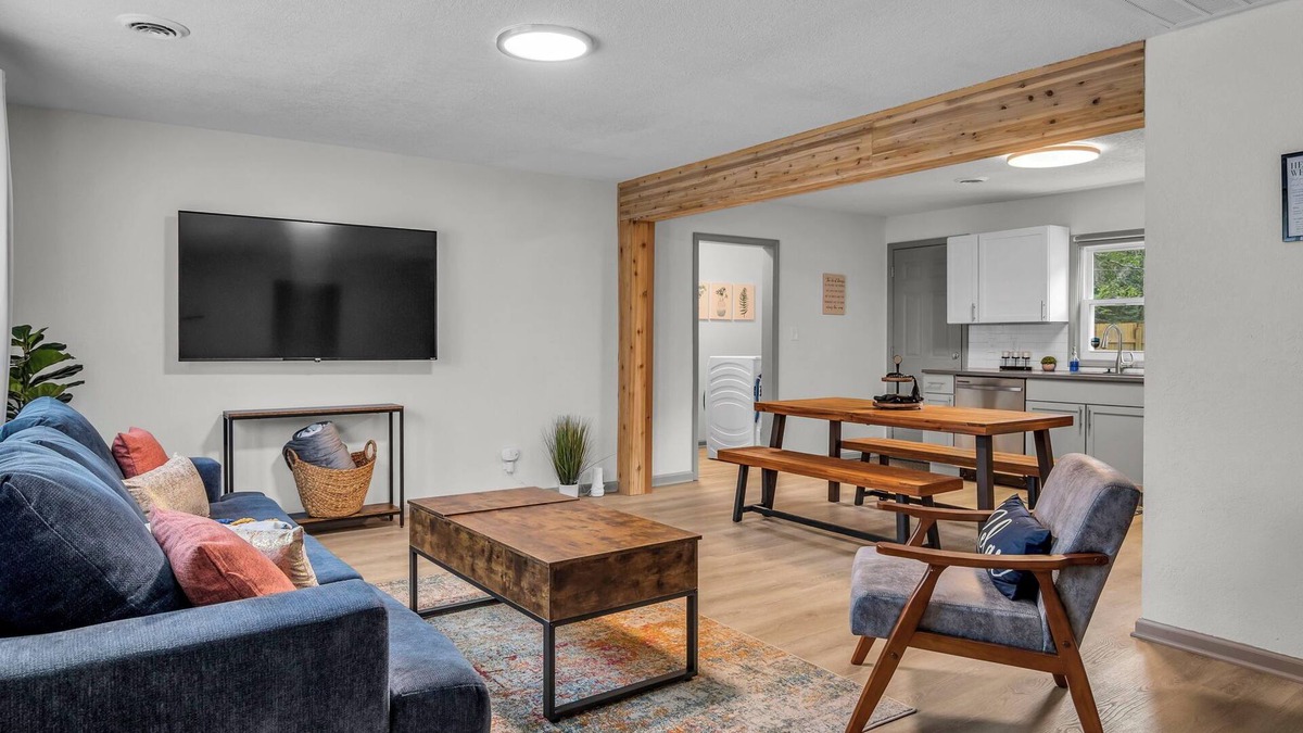 Kansas City House | Lux on a Budget! Near Nascar/Legends/AmericanRoyal King Bed!