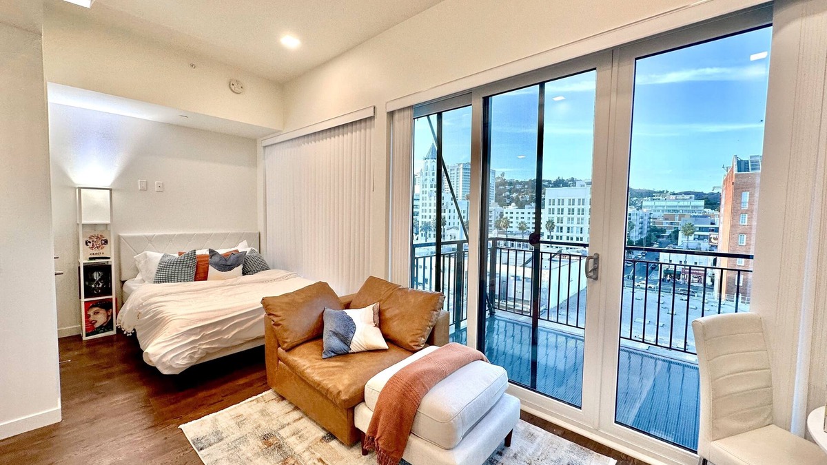 Wilshire Center Apartment | Lux Penthouse Studio Hollywood Sign View