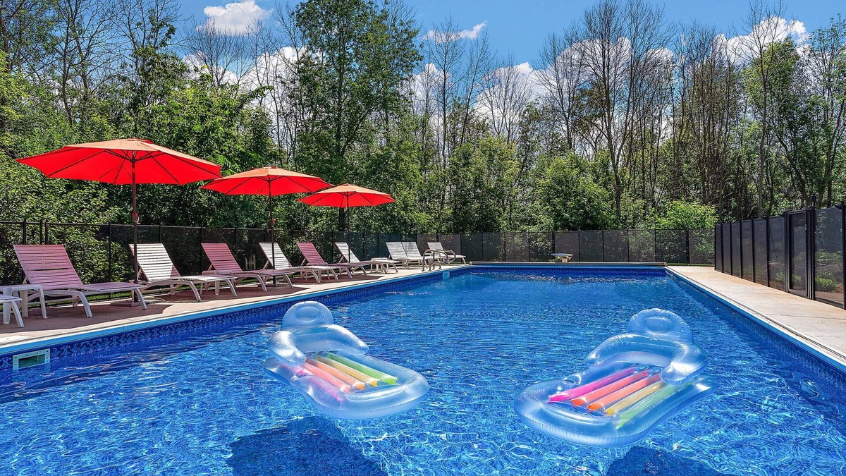 Lakeville House | Lux Retreat on 5 Wooded Acres-Pool/Hot Tub/Tiki Bar/Game Room- Great for Groups!