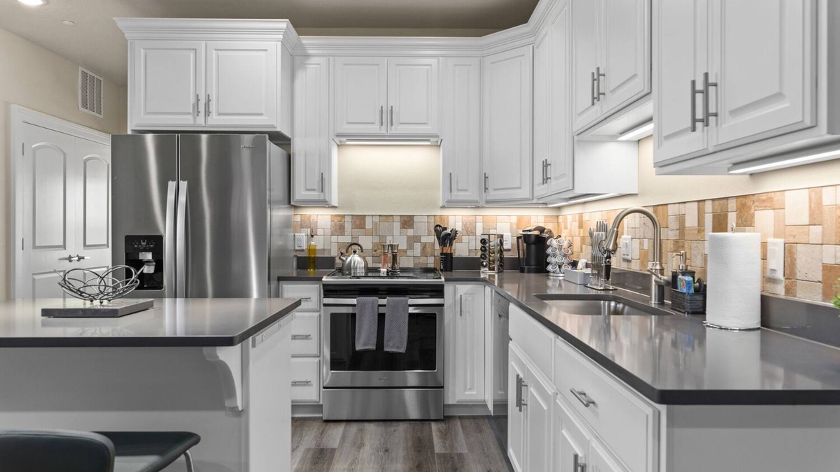 Joaquin Apartment | Lux | Step Free | 400+ WiFi | King bed | BYU