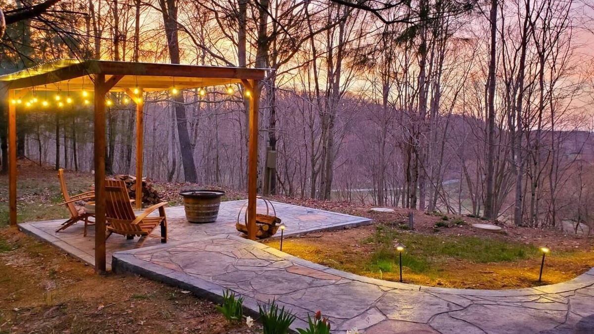 New Plymouth Cabin | Lux Tranquil Escape! Sauna,Hot Tub,Dog Welcoming!
