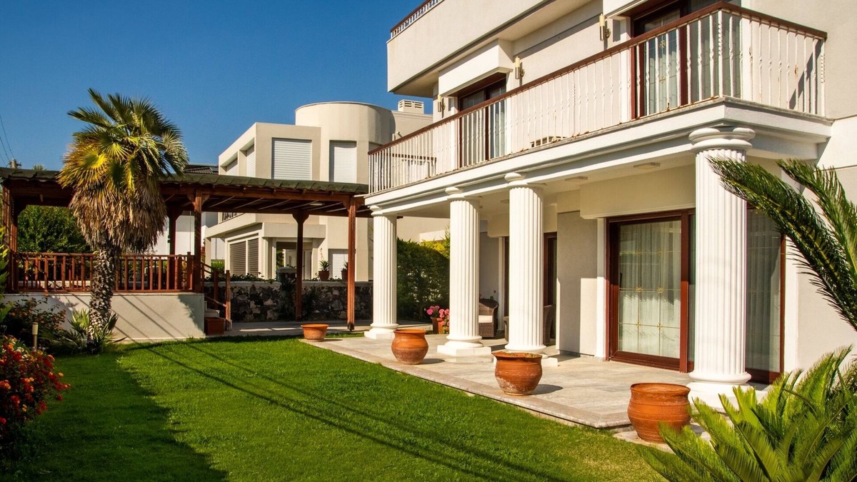 Altınyunus Mahallesi Villa | Lux Villa w Pool, Garden 3 min to Sea in Cesme