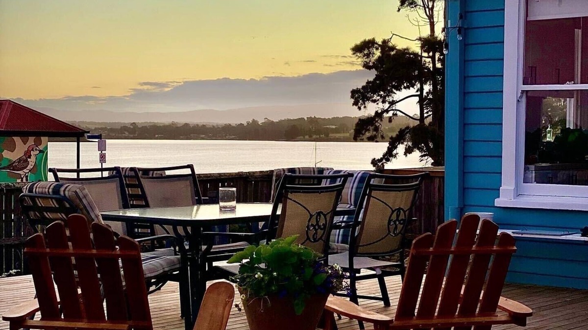 George Town Bed & Breakfast | Lux. Waterfront Cottage, Amazing Water Views/Fire Pit/Central/5km-MTB & Beach