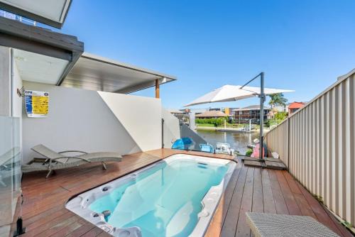 Surfers Paradise Villa | Lux Waterfront Villa with Magnesium Spa - The Goldie