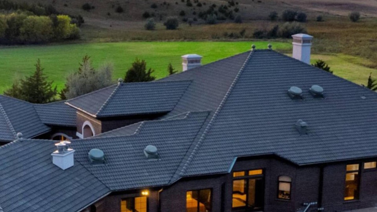 Mitchell Villa | Luxe 10000sqf Estate - Event Venue/Pheasant Hunting/Sleeps 18/9 Beds/6.5 Bath