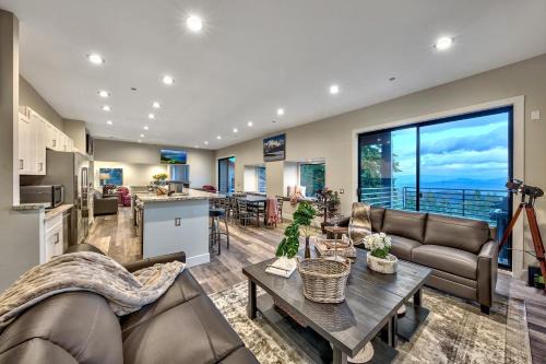 Tahoe Village House | LUXE 11 Blue Diamond Lodge Lake Tahoe