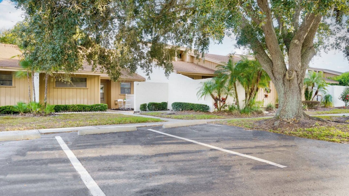 Nichols Condo | Luxe 2-Bed Condo Near Orlando & Tampa – King Bed, Smart TVs, Serene Terrace, +