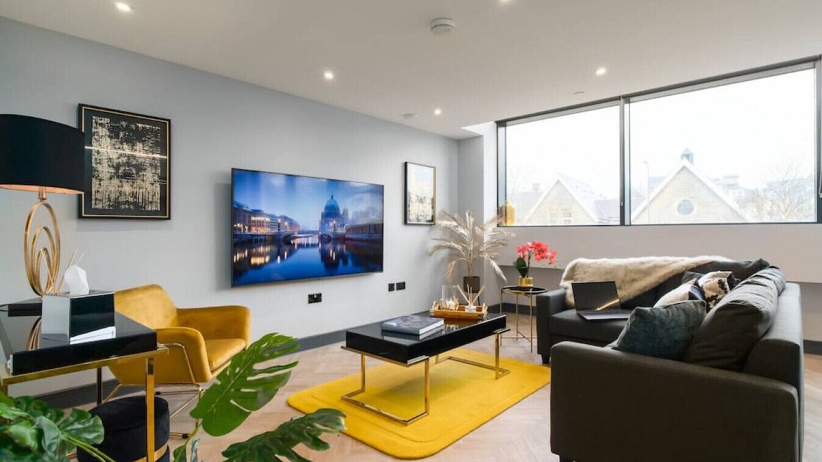 Penarth Apartment | Luxe 2 Bed Duplex Apt w/Balcony, Gym & Parking