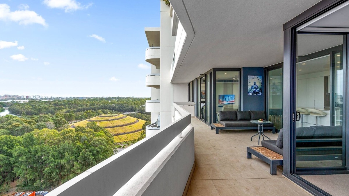 Lidcombe Apartment | Luxe 2-Bed: Modern Interiors, Balcony & BBQ Area