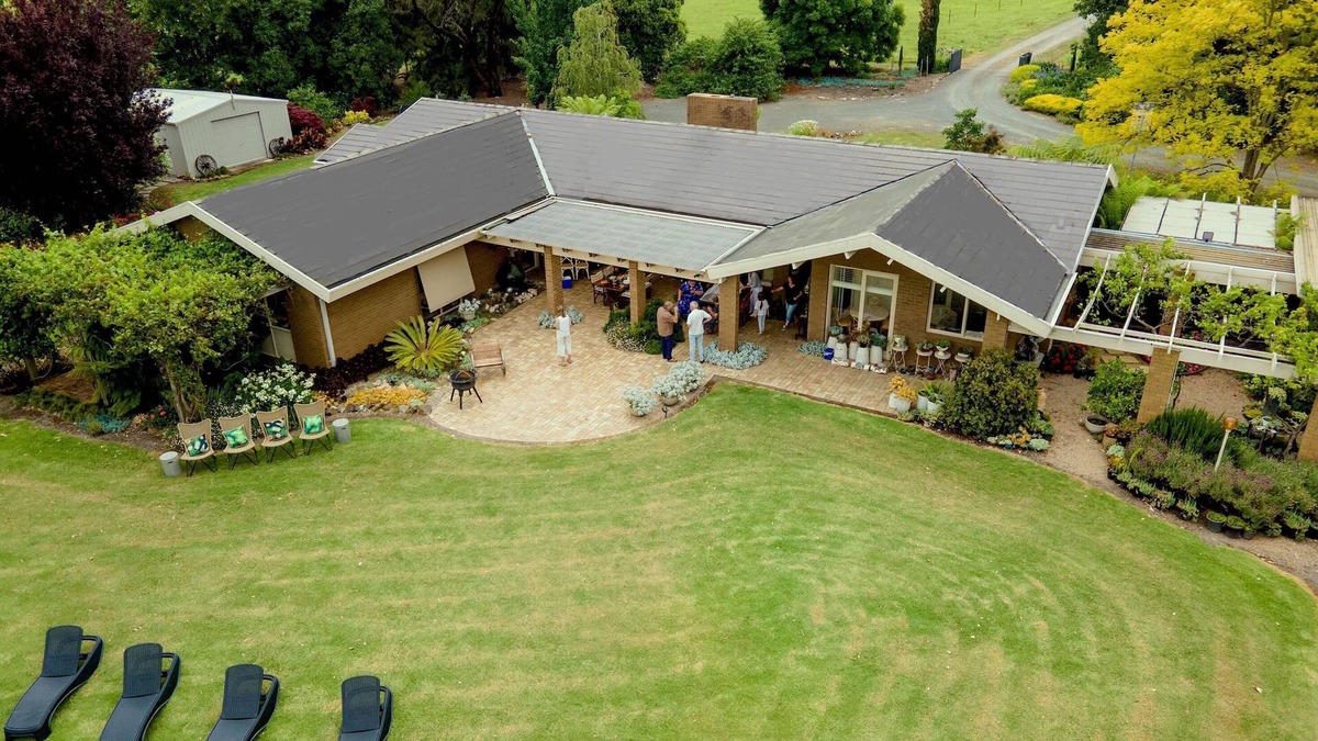 Orbost House | Luxe 2 Bedrooms Spacious Private Home Serenity & Views + Breakfast Hamper