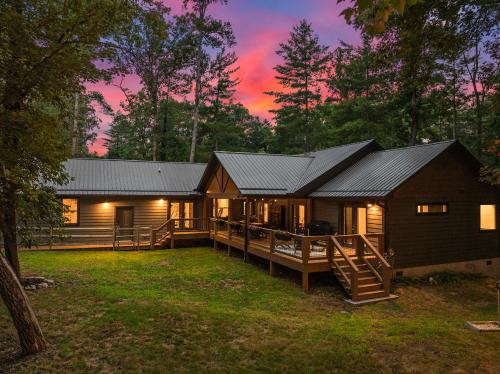 Asheville House | LUXE, 2 miles to Downtown, Hot Tub, Fire Pit, Secluded Serenity of the Blue Ridge Mountains