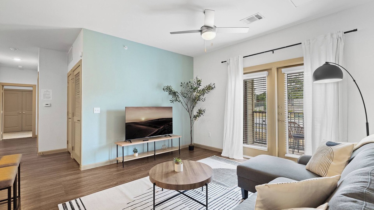 Leander Apartment | Luxe 2B Getaway | Sleeps 6 | Pool, Gym, Garage