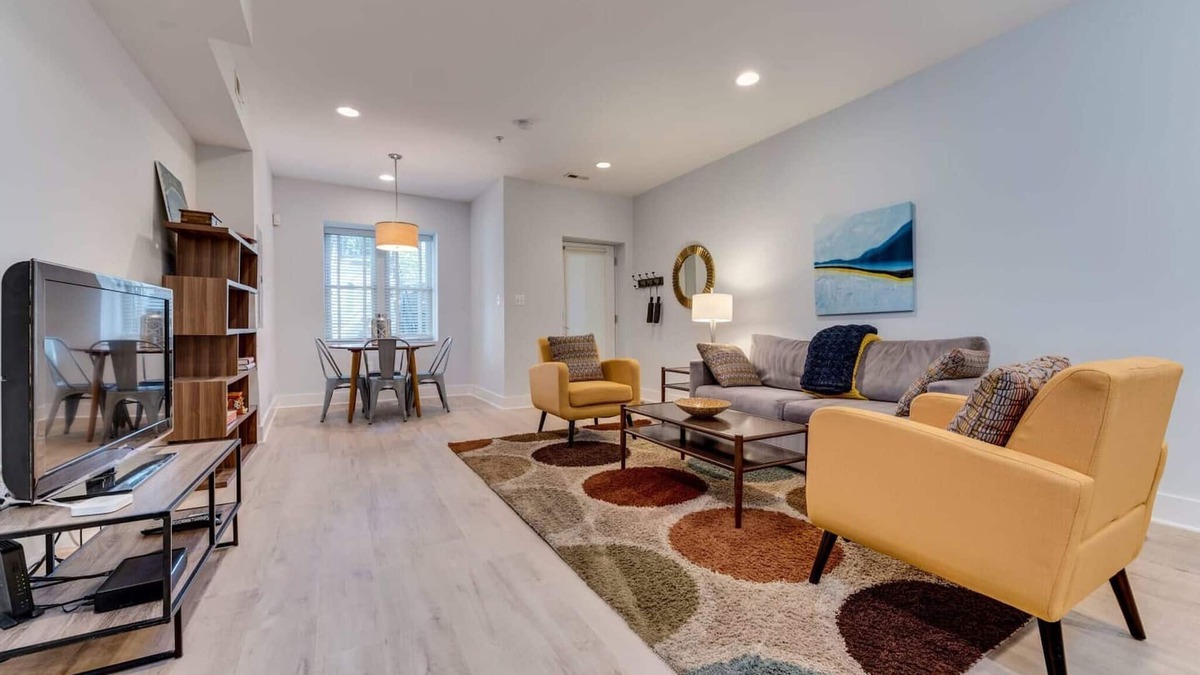 Columbia Heights Bed & Breakfast | Luxe 2BD/2BA Townhouse in Hip Area - Near Metro