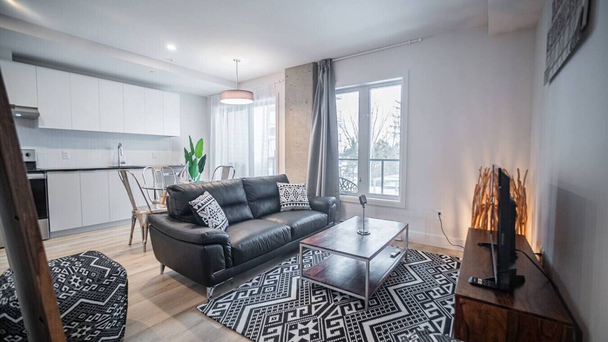 Pointe-de-Sainte-Foy Apartment | Luxe 2BR Apt with Gym, Close to Parc Saint-Benoît