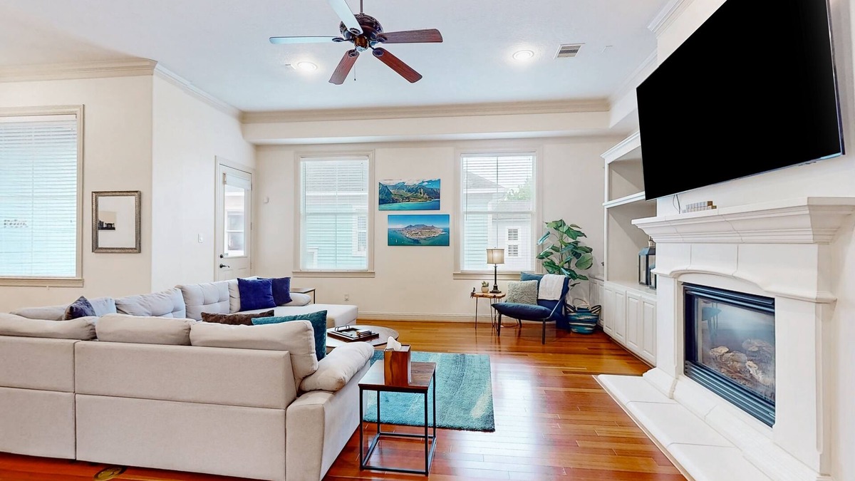 Houston Heights House | Luxe 3-story artful retreat w/spiral staircase, 2 living areas & outdoor lounge